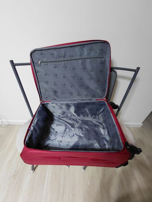 Продам б/у чемодан