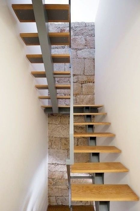 Scari metalice cu trepte din lemn