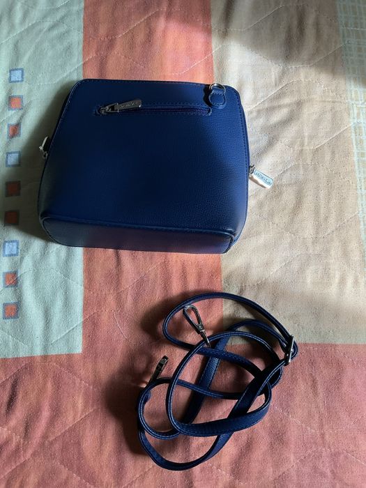 Дамска кожена чанта с презрамки.