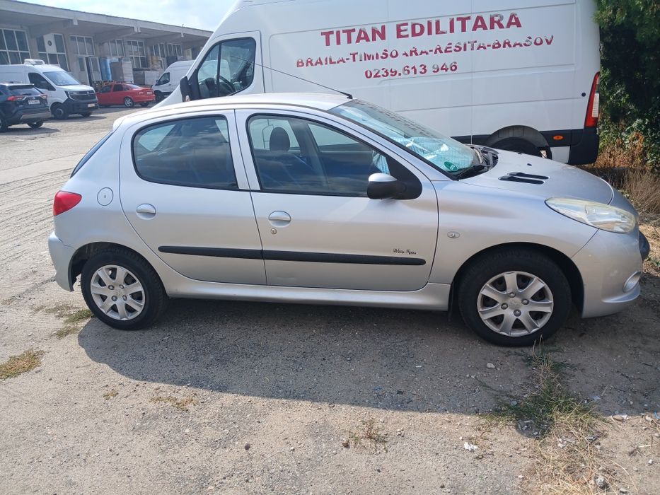 Vând peugeot 206 plus benzină 2011