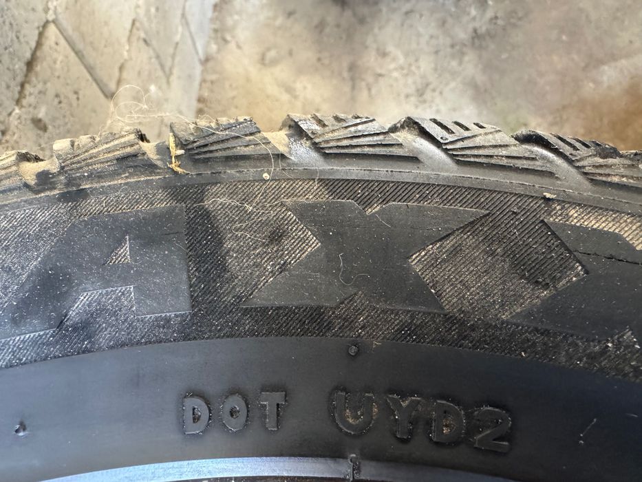 Продавам гуми с джанти гумите са на 1 сезон 235/55/17 зимни