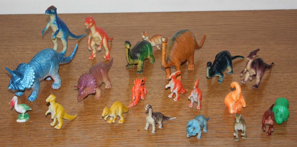 Set 25 de dinozauri de plastic