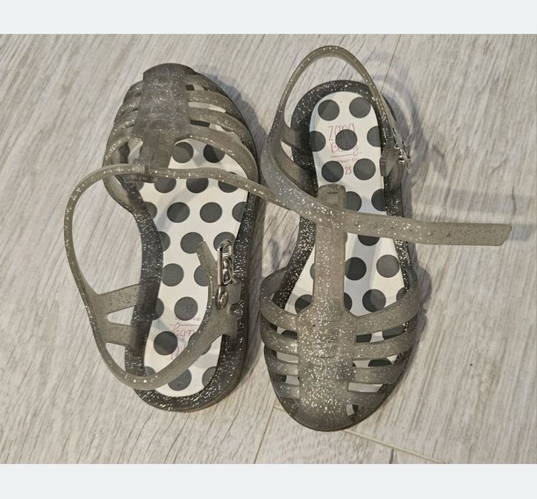 Vând sandale Zara Baby