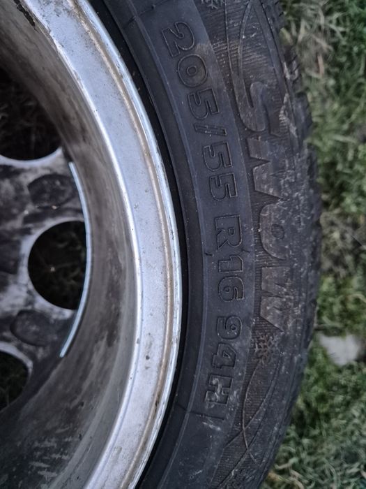 Vând roata de audi a4 b6 . 205 55 r 16  cauciuc nou pe janta de alumin