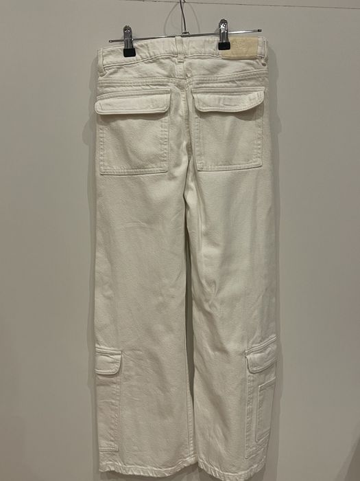 Белые джинсы с карманами