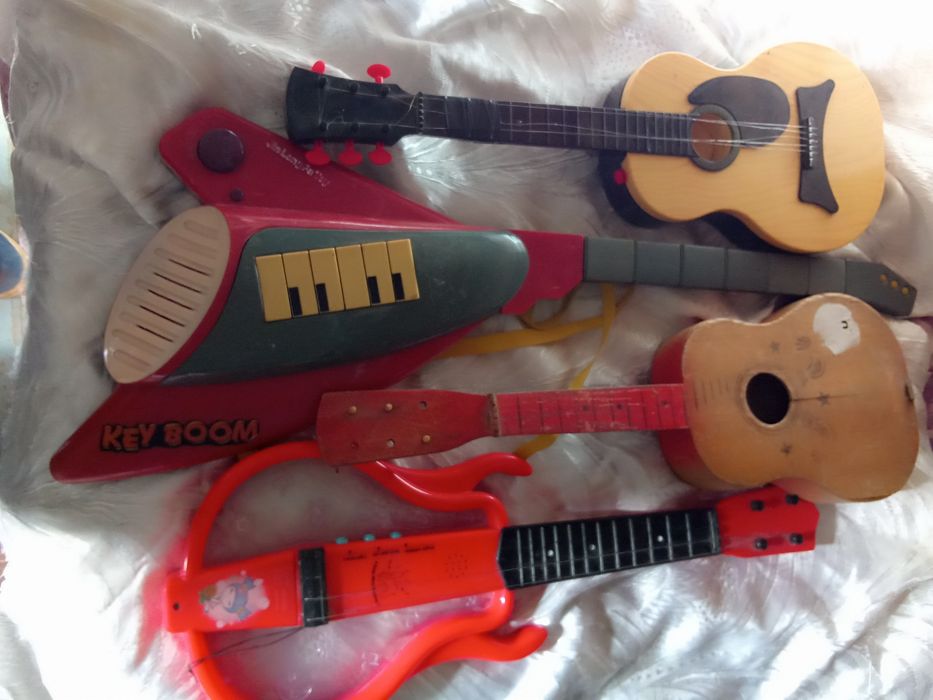 Гитары игрушечные