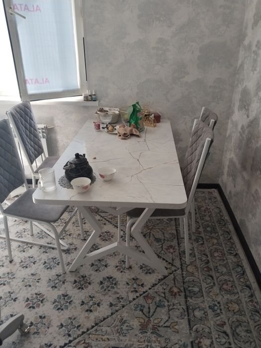 Продам стол и стулями 4 штук