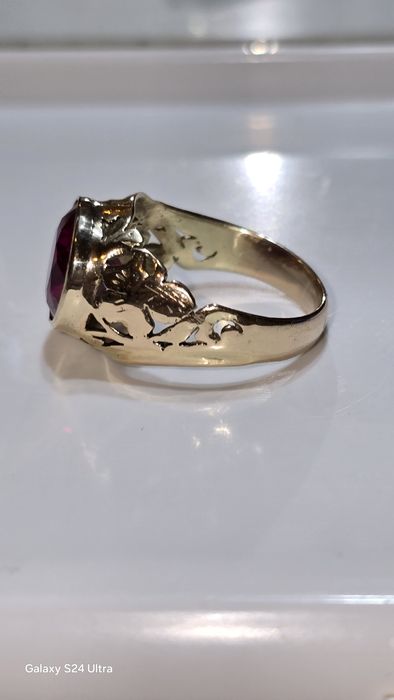 Златен мъжки пръстен с рубин