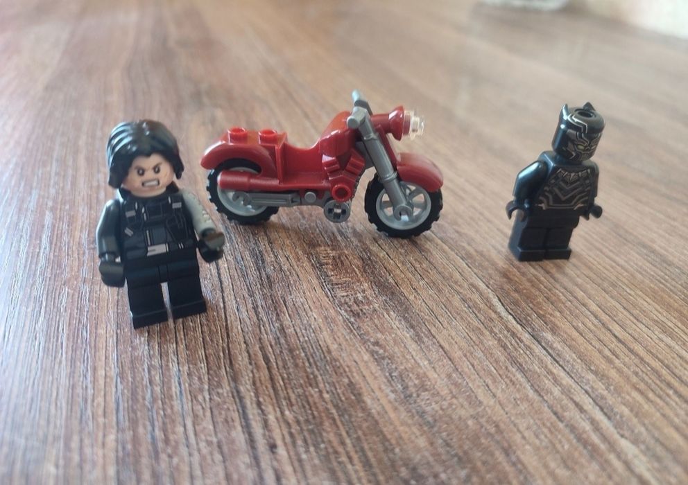 Конструктор Лего Lego 76047 marvel оригинал.
Минифигурки.