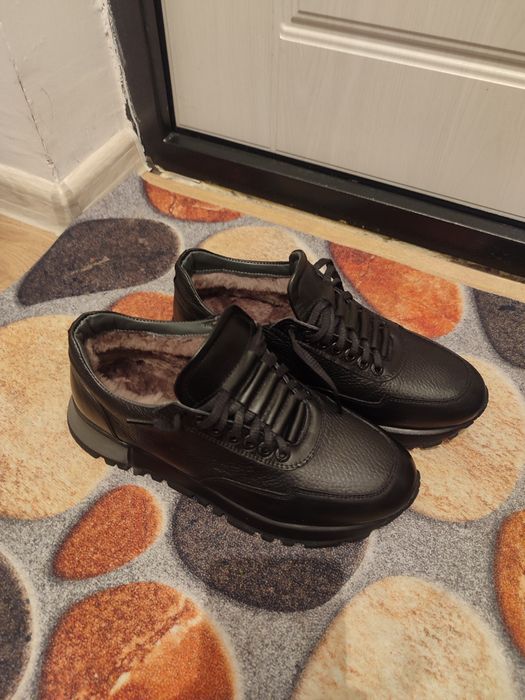 Продам  кроссовки зима