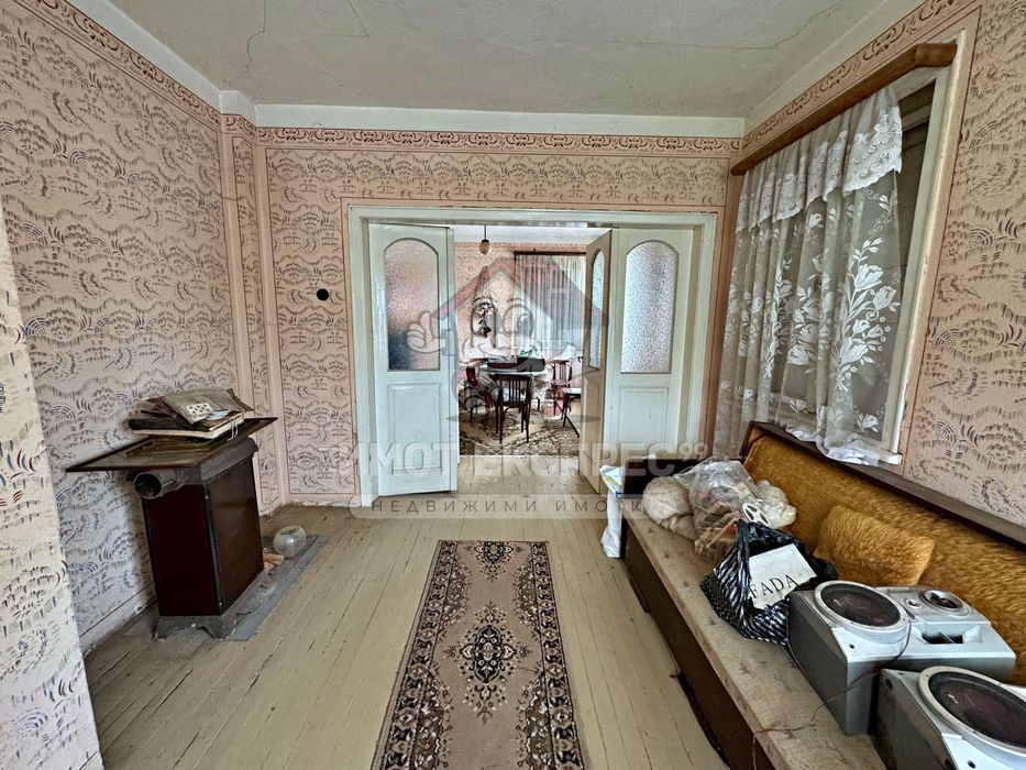 Самостоятелна къща 176кв.м, парцел 900кв.м, в центъра на село Червен