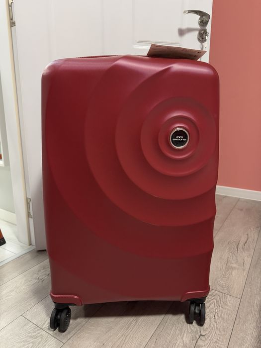 Чисто нов голям червен куфар