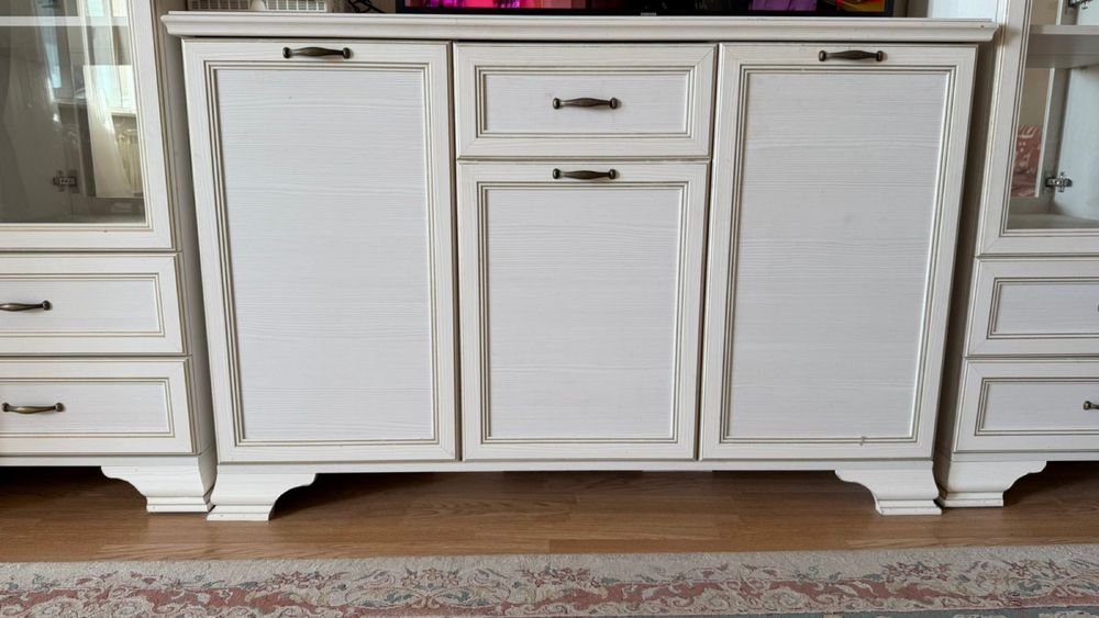 Гостинный комод для посуды