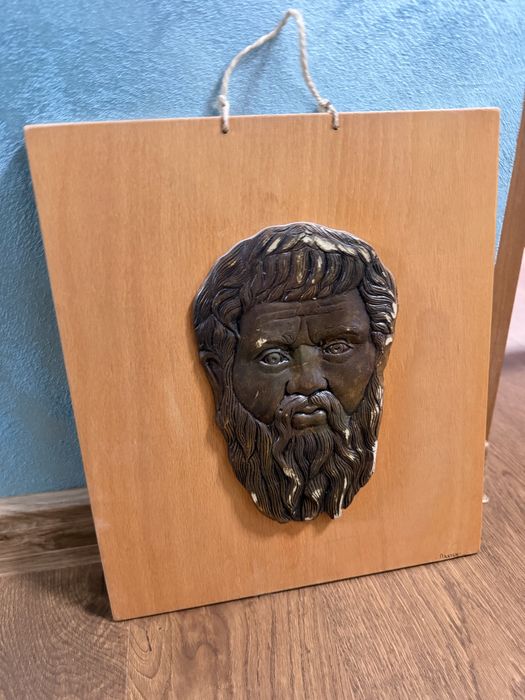 Релефна дърворезба .