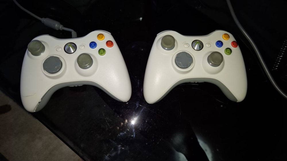 Vând Xbox 360 120 GB HDD