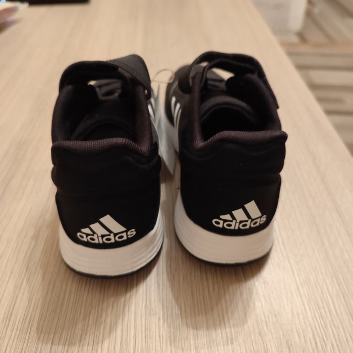 Чисто нови маратонки адидас