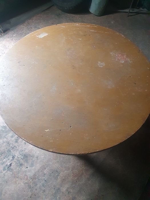 Деревянный круглый стол