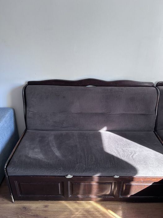 Разтегателен диван и маса с 6стола