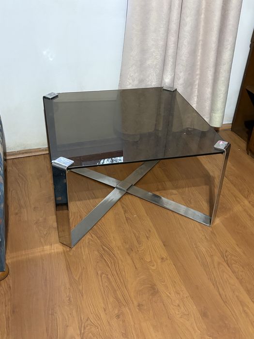 Masa de sticla patrata