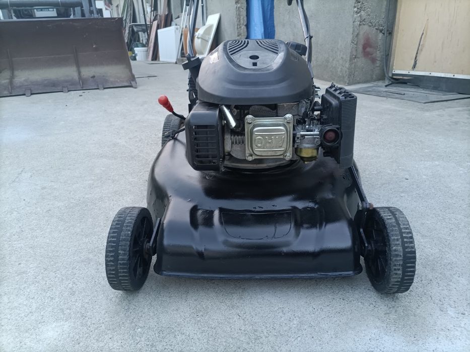 Vând mașina de tuns iarba pornire pe buton
