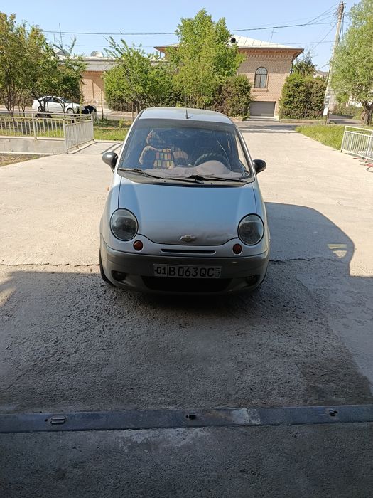 Matiz holati orta yurib turgan moshina