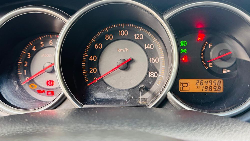 Nissan tiida 2005 года