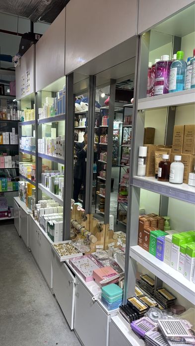 Шкаф с зеркалом для магазина