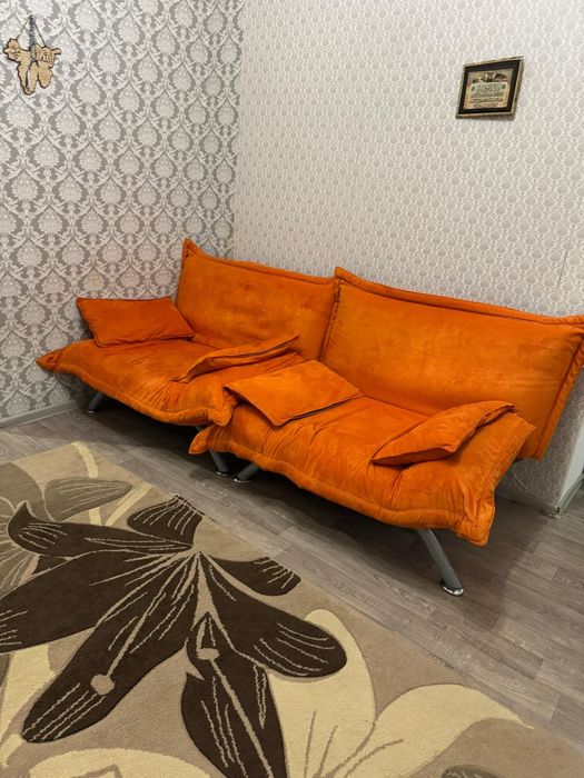 Продам диван с двумя креслами