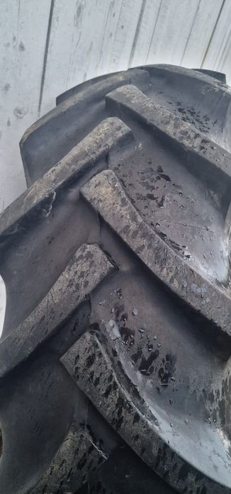Vând cauciucuri tractor(unul este radial)