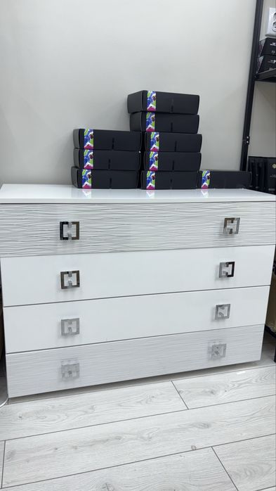 Продается глянцевый комод