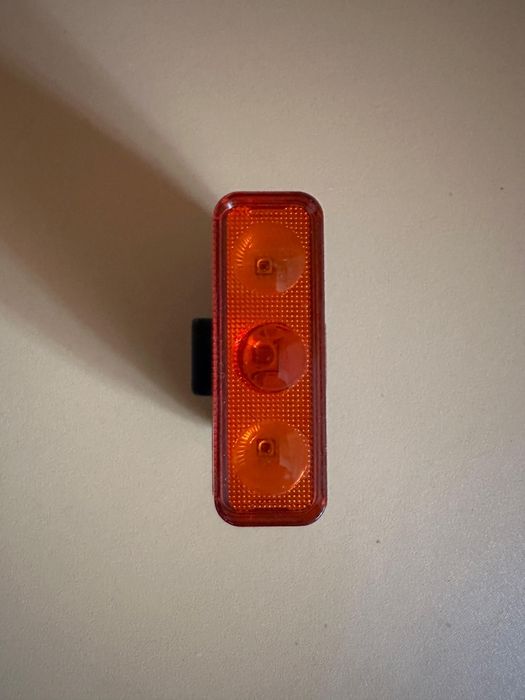 Lampa spate pentru bicicleta RAVEMEN TR350 este vizibila zi si noapte, 350 lumeni