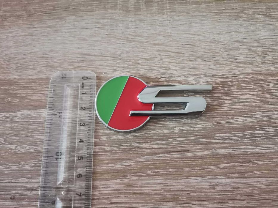 сребриста емблема Jaguar S