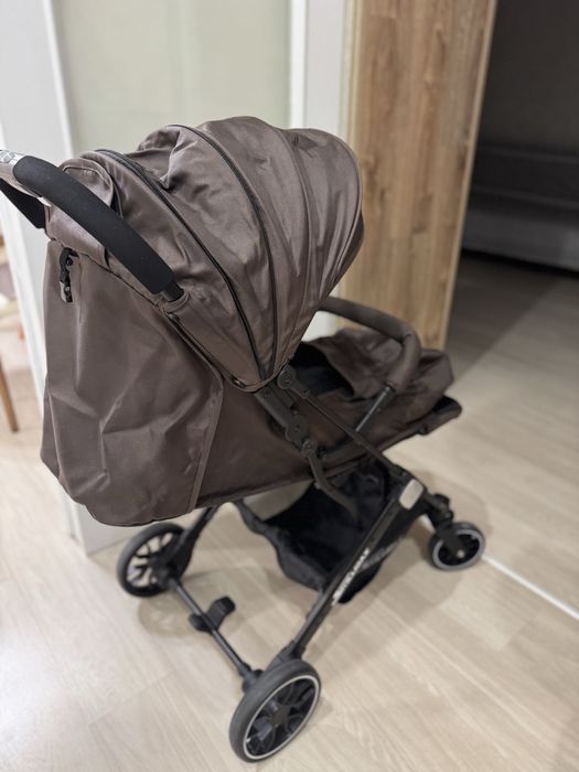 Прогулочная коляска коричневая