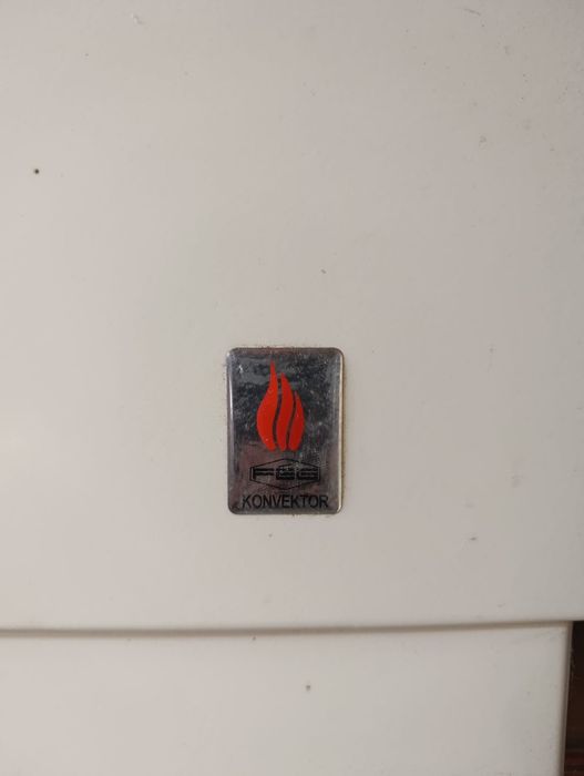 Convector pe gaz "FEG Konvektor" cu 3 elemenți din fontă.