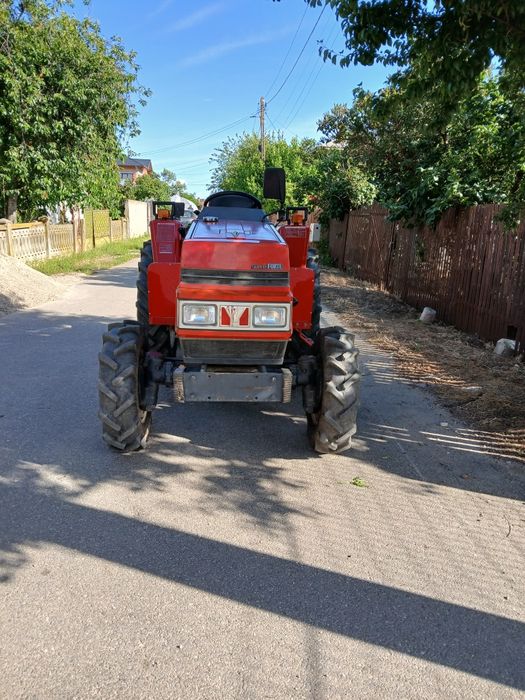 Tractor japonez yanmar f235