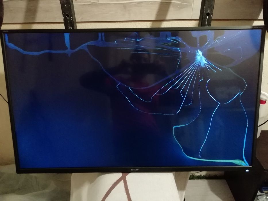 Телевизор Sharp 40' (счупена матрица)