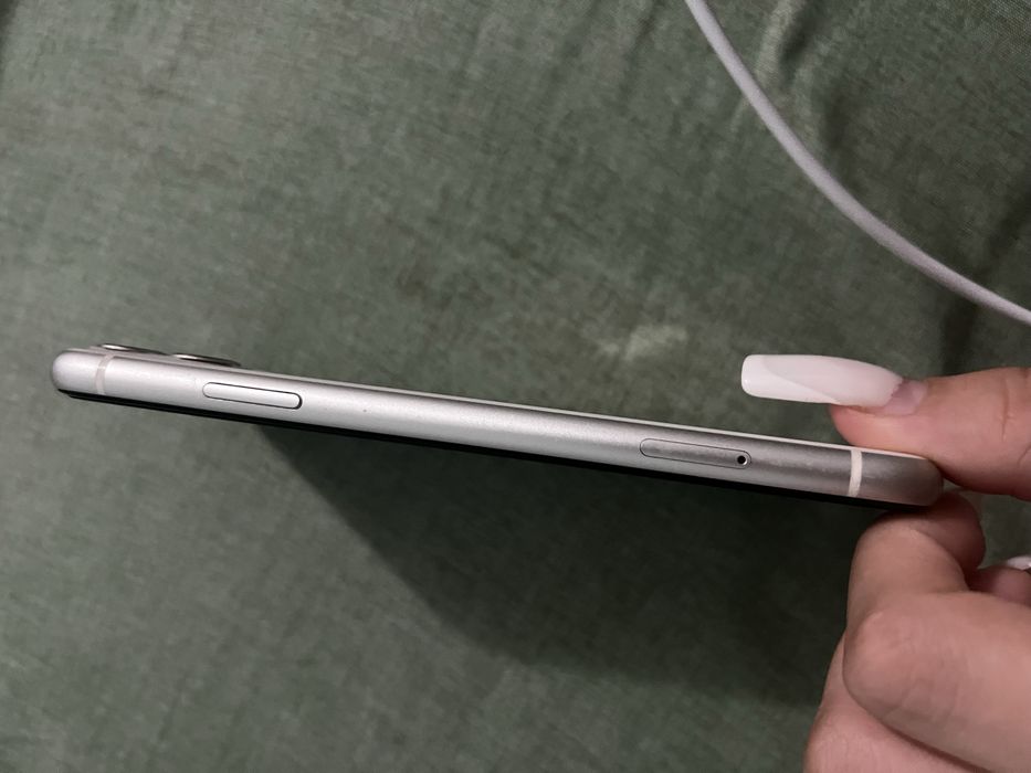 Vând iPhone 11, 64 GB, perfect funcțional, ecran intact, baterie 75%, mici urme de uzură. Ofer husă și folie. Preț: 600 lei.