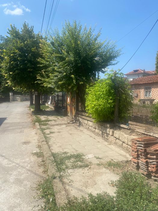 Продава се къща с двор