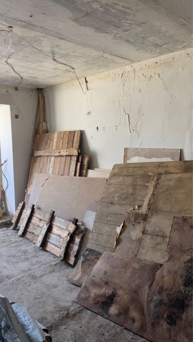 Ағаш полдан шыққан ТЕГІН