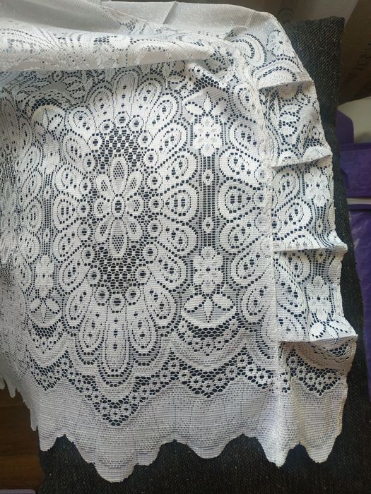 Тюль белого цвета. Две половинки по 1,15 м.