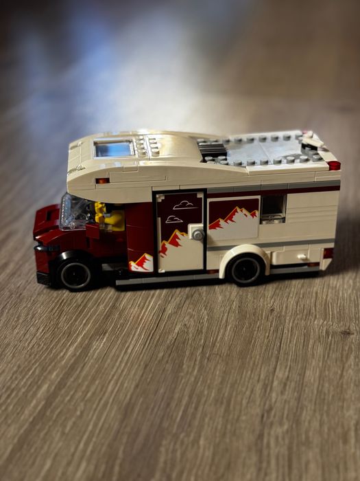 LEGO City Rulotă pentru aventuri de vacanță 60454