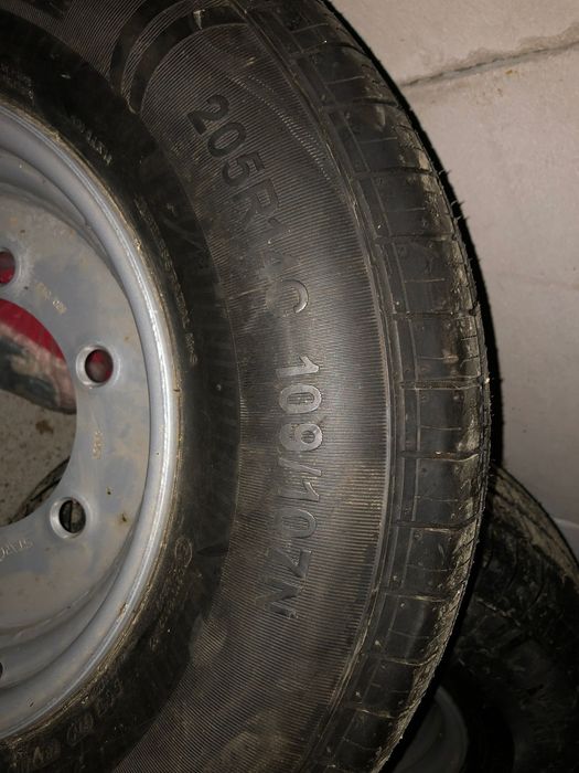 Vând jante cu cauciucuri pentru remorci