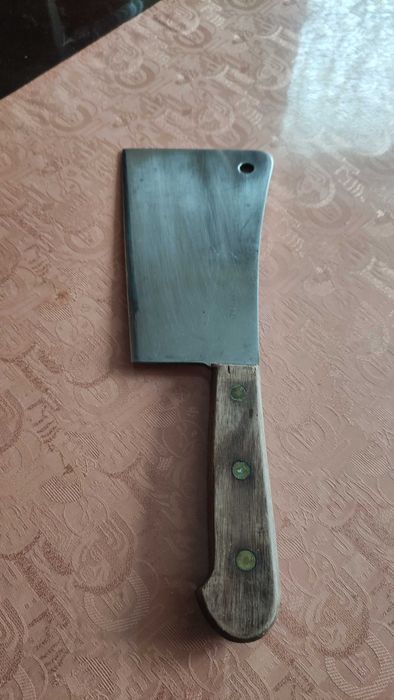 Кухненски сатър от дебела стомана и дървена дръжка
