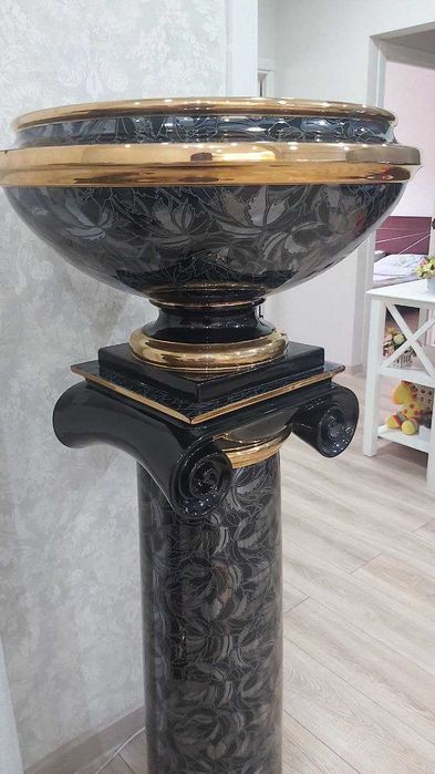 Фирменные Фарфоровые колонны для украшения зала , Италия.