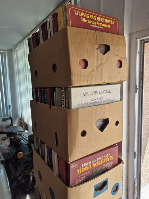 Vând un lot format din 150 de discuri de vinil cu muzică clasică mixtă