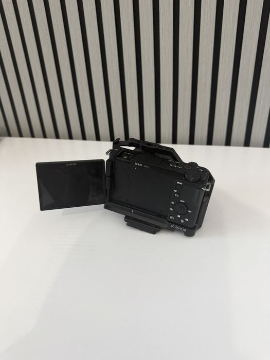 SONY ZV E10 + Obiectiv + Cage + 2 baterii