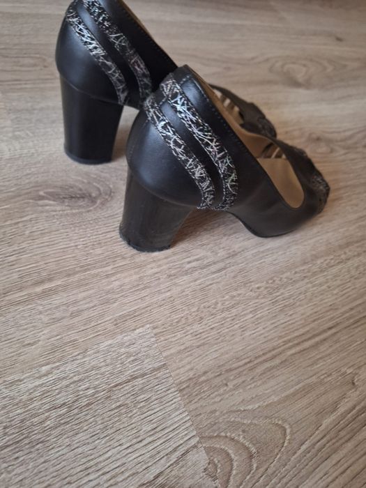 Pantofi decupati de piele marimea 37