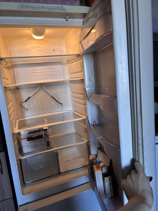 Холодильник с морозильной камерой