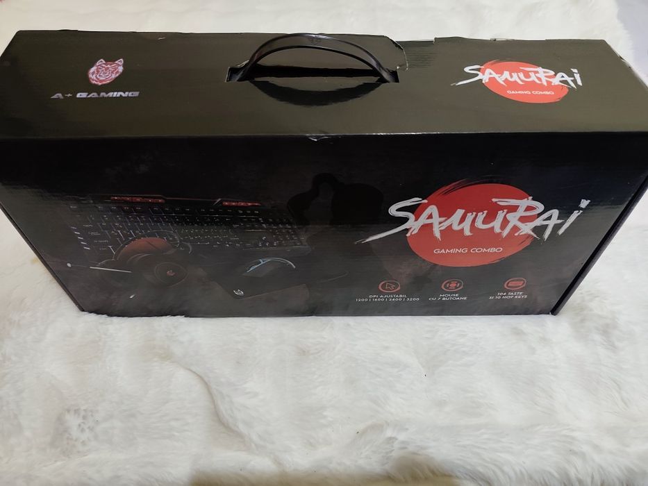 Tastatura pentru gaming și mini organizator de birou