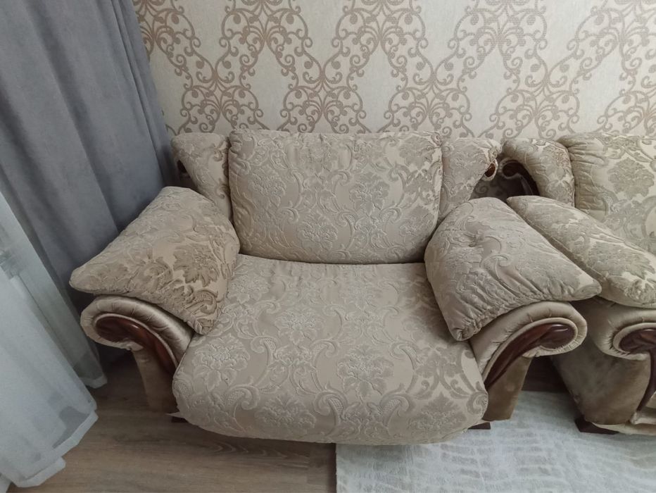 Срочно продам отличный диван